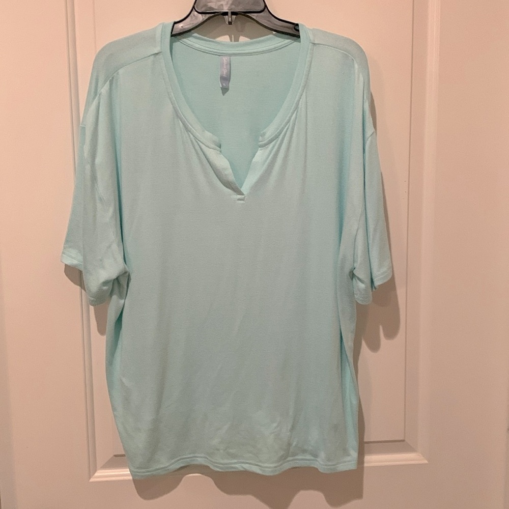 Southern Shirt short sleeve light sweater. V-neck. Pretty aqua color. Size XL.